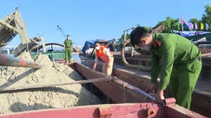 Hà Tĩnh: Bắt sà lan đang khai thác cát trái phép trên sông La